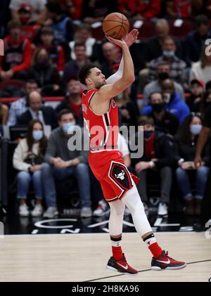 USA. 27th Nov, 2021. The Chicago Bulls' Zach LaVine (8) shoots a jumper in the first half against the Miami Heat at the United Center on Saturday, Nov. 27, 2021, in Chicago. (Photo by Chris Sweda/Chicago Tribune/TNS/Sipa USA) Credit: Sipa USA/Alamy Live News Stock Photo