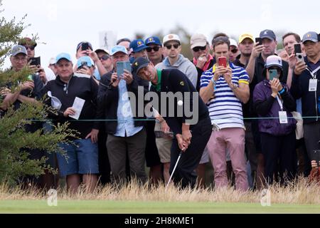 Adam Scott of Australia hits his approach shot during the final round of The Presidents Cup Credit: Speed Media/Alamy Live News Stock Photo