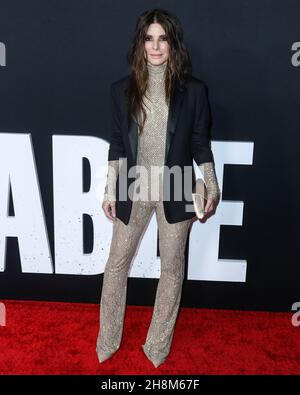 LOS ANGELES, CALIFORNIA, USA - NOVEMBER 30: Actress Sandra Bullock wearing a Stella McCartney jumpsuit and Tyler Ellis clutch arrives at the Los Angeles Premiere Of Netflix's 'The Unforgivable' held at the Directors Guild of America Theater on November 30, 2021 in Los Angeles, California, United States. (Photo by Xavier Collin/Image Press Agency) Stock Photo