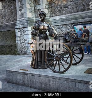 Statue of a Beautiful Young Woman, Fishmonger, Monument to Molly Malone, City Landmark, Sculptor Jeanne Rynhart, Suffolk Street, Dublin, Ireland Stock Photo