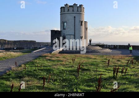 Liscannor – Torre O'Brien al tramonto sulle Scogliere del Moher Stock Photo