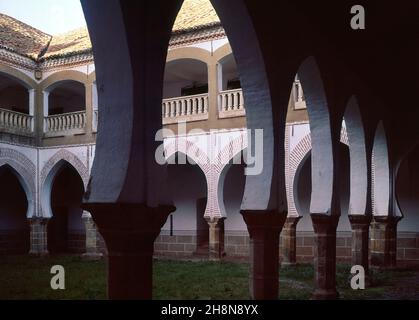 PATIO DEL PALACIO DE SOTOFERMOSO - EL PISO BAJO ES MUDEJAR DE PRINCIPIOS DEL SIGLO XV Y EL PISO ALTO ES RENACENTISTA DEL SIGLO XVI. Location: PALACIO DE SOTOFERMOSO. ABADIA. CACERES. SPAIN. Stock Photo