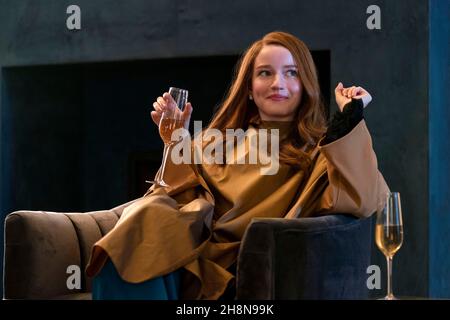 JULIA GARNER in INVENTING ANNA (2021), directed by DAVID FRANKEL and TOM VERICA. Credit: Shondaland / Album Stock Photo