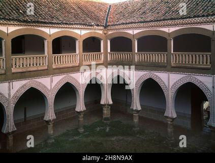 PATIO DEL PALACIO DE SOTOFERMOSO - EL PISO BAJO ES MUDEJAR DE PRINCIPIOS DEL SIGLO XV Y EL PISO ALTO ES RENACENTISTA DEL SIGLO XVI. Location: PALACIO DE SOTOFERMOSO. ABADIA. CACERES. SPAIN. Stock Photo