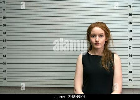 JULIA GARNER in INVENTING ANNA (2021), directed by DAVID FRANKEL and TOM VERICA. Credit: Shondaland / Album Stock Photo