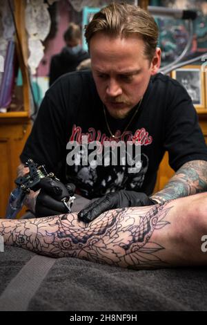 AMSTERDAM, NETHERLANDS - MAY 26, 2017: Maori tattoo artist with Ta moko  tattoo on his face is tattooing a man during Amsterdam International Tattoo  Stock Photo - Alamy