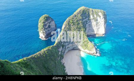 Dramatic top down drone footage of the famous Kelingking Beach and cliffs in Nusa Penida in Bali, Indonesia Stock Photo