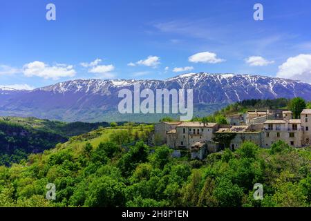 View of the Abruzzo village of Decontra. In the background Monte Morrone Stock Photo
