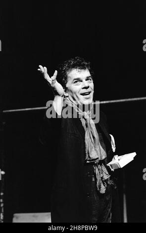 ROAD by Jim Cartwright design: Paul Brown lighting: Christopher Toulmin director: Simon Curtis  Ian Dury (Scullery)  Royal Court Theatre, London SW1  26/01/1987 Stock Photo