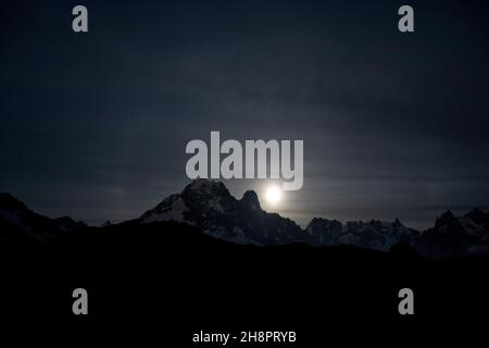 Aufgehender Vollmond im französischen Mont-Blanc-Massiv Stock Photo