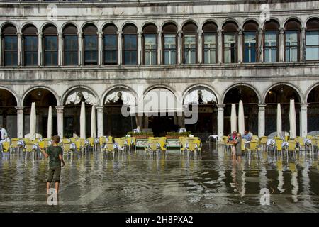 Menschen waten bei Hochwasser über den Markusplatz Stock Photo