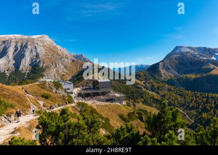 Trail from the Jenner summit to the Jenner high plateau about 1800m asl with the Jenneralm or Jenner Alm hut,  Upper Bavaria, Southern Germany Stock Photo