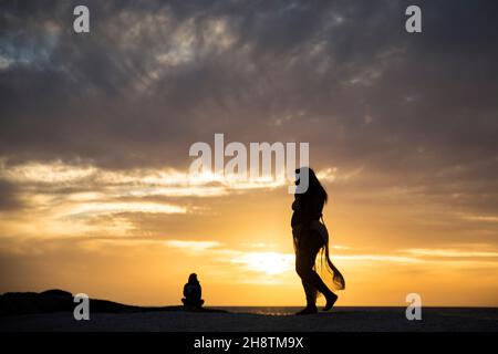 Cape Town, Saudi Arabien. 30th Nov, 2021. Cape Town: South Africa on November, 30, 2021, (Photo by Juergen Tap) Camps Bay, Cape Town, beach Strand, Credit: dpa/Alamy Live News Stock Photo