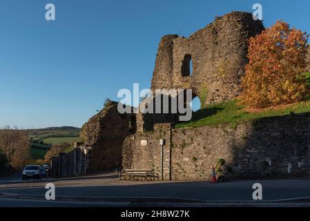 Launceston, Cornwall, England, UK. 2021.  Launceston Castle entrance gateway against a blue sky in Cornwall, UK. Stock Photo