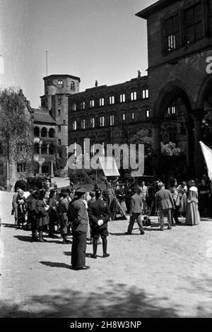 Schauspieler und Belegschaft am Set für Liselotte von der Pfalz, Regie: Carl Froelich, 1935. Cast and crew at the set of The Private Life of Louis XIV, aka Liselotte of the Palatinate, Director: Carl Froelich, 1935. Stock Photo