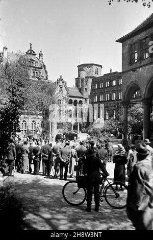 Schauspieler und Belegschaft am Set für Liselotte von der Pfalz, Regie: Carl Froelich, 1935. Cast and crew at the set of The Private Life of Louis XIV, aka Liselotte of the Palatinate, Director: Carl Froelich, 1935. Stock Photo