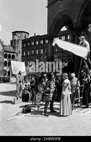 Schauspieler und Belegschaft am Set für Liselotte von der Pfalz, Regie: Carl Froelich, 1935. Cast and crew at the set of The Private Life of Louis XIV, aka Liselotte of the Palatinate, Director: Carl Froelich, 1935. Stock Photo