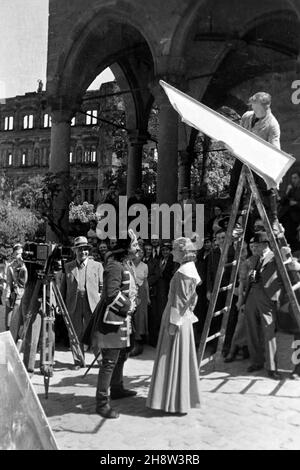 Schauspieler und Belegschaft am Set für Liselotte von der Pfalz, Regie: Carl Froelich, 1935. Cast and crew at the set of The Private Life of Louis XIV, aka Liselotte of the Palatinate, Director: Carl Froelich, 1935. Stock Photo