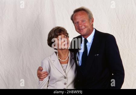 Uschi Glas, deutsche Schauspielerin, mit Ehemann Bernd Tewaag, dem Produzenten ihrer Fernsehserie 'Anna Maria - Eine Frau geht ihren Weg', Deutschland 1994. German actress Uschi Glas and husband Bernd Tewaag, producer of her recent TV series 'Anna Maria - Eine Frau geht ihren Weg', Germany 1994. Stock Photo