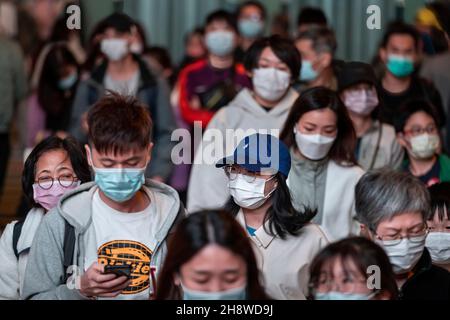 Hong Kong, China. 02nd Dec, 2021. A large crowd of people is seen wearing face masks as a preventive measure against the spread of coronavirus as they walk through a zebra crossing in Hong Kong. The city of Hong Kong is on high alert as a heavily-mutated new Covid-19 variant known as the Omicron variant has been detected from a passenger traveling from South Africa. (Photo by Miguel Candela/SOPA Images/Sipa USA) Credit: Sipa USA/Alamy Live News Stock Photo