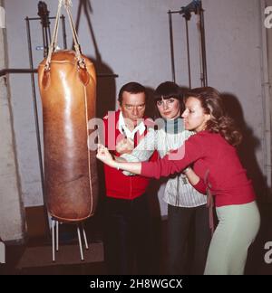 Eddie Constantine, amerikanischer Schauspieler und Chansonnier, übt mit Damen zum Spaß im City Box Studio in Hamburg, Deutschland 1976. Stock Photo