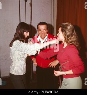 Eddie Constantine, amerikanischer Schauspieler und Chansonnier, übt mit Damen zum Spaß im City Box Studio in Hamburg, Deutschland 1976. Stock Photo