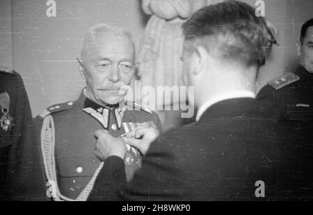 Warszawa, 1946-05-09. Uroczystoœæ wrêczenia Medalu Zwyciêstwa i Wolnoœci 1945, ustanowionego dekretem Rady Ministrów zatwierdzonym przez KRN z dnia 26 paŸdziernika 1945 roku. Z okazji pierwszej rocznicy zakoñczenia II wojny œwiatowej Edward Osóbka-Morawski dekoruje medalem osoby, które przyczyni³y siê do zwyciêstwa nad faszyzmem hitlerowskim w okresie wojny 1939-1945. po/gr  PAP/Karol Szczeciñski      Warsaw, May 9, 1946. The ceremony of granting the 1945 Victory and Freedom Medal, established by a decree of the Council of Ministers and approved by the Polish National Council KRN on October 26 Stock Photo