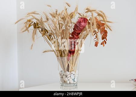 base vaso di vetro con spighe di grano e fiori secchi particolare Stock  Photo - Alamy