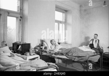 Polska, 1946. Szpital Polskiego Czerwonego Krzy¿a. Nz. pacjenci w sali. ps/ms  PAP/Stanis³aw D¹browiecki      Poland, 1946. Polish Red Cross Hospital. Pictured: patients.  ps/pp  PAP/Stanislaw Dabrowiecki Stock Photo