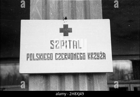 Polska, 1946. Szpital Polskiego Czerwonego Krzy¿a. Nz. tabliczka informacyjna. ps/ms  PAP/Stanis³aw D¹browiecki      Poland, 1946. Polish Red Cross Hospital. Pictured: a board.  ps/pp  PAP/Stanislaw Dabrowiecki Stock Photo