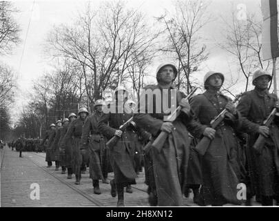 Szczecin, 1946-04-14. Œwiêto Pomorza Zachodniego w rocznicê zdobycia miasta przez Armiê Czerwon¹ - pod has³em: Trzymamy stra¿ nad Odr¹. Nz. defilada wojskowa w alei Wojska Polskiego. po/gr  PAP/W³adys³aw Forbert      Szczecin, April 14, 1946. West Pomerania Day on the anniversary of the Red Army's capturing the city - under the slogan: We stand on guard on the Oder River. Pictured: a military parade on Wojska Polskiego Avenue.    po/gr  PAP/Wladyslaw Forbert Stock Photo