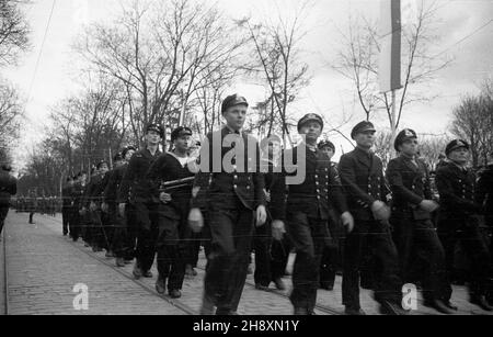 Szczecin, 1946-04-14. Œwiêto Pomorza Zachodniego w rocznicê zdobycia miasta przez Armiê Czerwon¹ - pod has³em: Trzymamy stra¿ nad Odr¹. Nz. defilada w alei Wojska Polskiego. po/gr  PAP/W³adys³aw Forbert      Szczecin, April 14, 1946. West Pomerania Day on the anniversary of the Red Army's capturing the city - under the slogan: We stand on guard on the Oder River. Pictured: a military parade on Wojska Polskiego Avenue.    po/gr  PAP/Wladyslaw Forbert Stock Photo