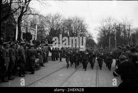 Szczecin, 1946-04-14. Œwiêto Pomorza Zachodniego w rocznicê zdobycia miasta przez Armiê Czerwon¹ - pod has³em: Trzymamy stra¿ nad Odr¹. Nz. defilada wojskowa w alei Wojska Polskiego. po/gr  PAP/W³adys³aw Forbert      Szczecin, April 14, 1946. West Pomerania Day on the anniversary of the Red Army's capturing the city - under the slogan: We stand on guard on the Oder River. Pictured: a military parade on Wojska Polskiego Avenue.    po/gr  PAP/Wladyslaw Forbert Stock Photo