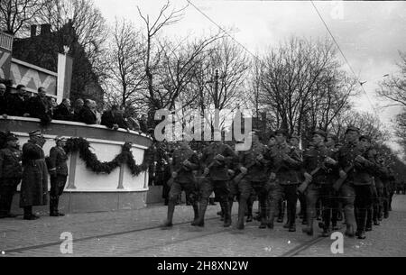 Szczecin, 1946-04-14. Œwiêto Pomorza Zachodniego w rocznicê zdobycia miasta przez Armiê Czerwon¹ - pod has³em: Trzymamy stra¿ nad Odr¹. Nz. defilada wojskowa w alei Wojska Polskiego. po/gr  PAP/W³adys³aw Forbert      Szczecin, April 14, 1946. West Pomerania Day on the anniversary of the Red Army's capturing the city - under the slogan: We stand on guard on the Oder River. Pictured: a military parade on Wojska Polskiego Avenue.    po/gr  PAP/Wladyslaw Forbert Stock Photo