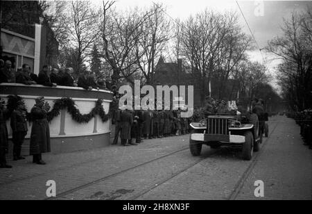 Szczecin, 1946-04-14. Œwiêto Pomorza Zachodniego w rocznicê zdobycia miasta przez Armiê Czerwon¹ - pod has³em: Trzymamy stra¿ nad Odr¹. Nz. defilada wojskowa w alei Wojska Polskiego. po/gr  PAP/W³adys³aw Forbert      Szczecin, April 14, 1946. West Pomerania Day on the anniversary of the Red Army's capturing the city - under the slogan: We stand on guard on the Oder River. Pictured: a military parade on Wojska Polskiego Avenue.    po/gr  PAP/Wladyslaw Forbert Stock Photo