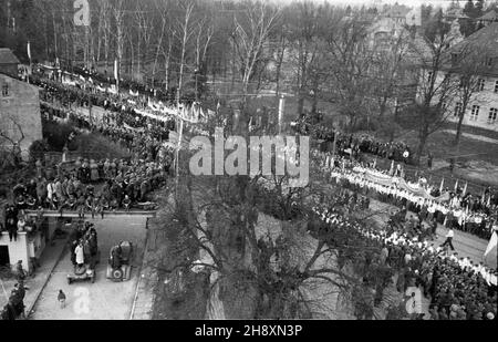 Szczecin, 1946-04-14. Œwiêto Pomorza Zachodniego w rocznicê zdobycia miasta przez Armiê Czerwon¹ - pod has³em: Trzymamy stra¿ nad Odr¹. Nz. przemarsz delegacji organizacji spo³ecznych. po/gr  PAP/W³adys³aw Forbert      Szczecin, April 14, 1946. West Pomerania Day on the anniversary of the Red Army's capturing the city - under the slogan: We stand on guard on the Oder River. Pictured:  delegations of social organisation marching during a parade.    po/gr  PAP/Wladyslaw Forbert Stock Photo