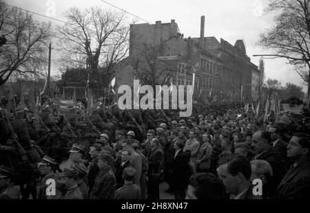 Szczecin, 1946-04-14. Œwiêto Pomorza Zachodniego w rocznicê zdobycia miasta przez Armiê Czerwon¹ - pod has³em: Trzymamy stra¿ nad Odr¹. Nz. defilada wojskowa w alei Wojska Polskiego. po/gr  PAP/W³adys³aw Forbert      Szczecin, April 14, 1946. West Pomerania Day on the anniversary of the Red Army's capturing the city - under the slogan: We stand on guard on the Oder River. Pictured: a military parade on Wojska Polskiego Avenue.    po/gr  PAP/Wladyslaw Forbert Stock Photo