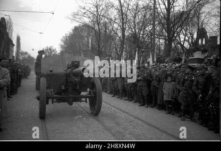 Szczecin, 1946-04-14. Œwiêto Pomorza Zachodniego w rocznicê zdobycia miasta przez Armiê Czerwon¹ - pod has³em: Trzymamy stra¿ nad Odr¹. Nz. defilada wojskowa w alei Wojska Polskiego. po/gr  PAP/W³adys³aw Forbert      Szczecin, April 14, 1946. West Pomerania Day on the anniversary of the Red Army's capturing the city - under the slogan: We stand on guard on the Oder River. Pictured: a military parade on Wojska Polskiego Avenue.    po/gr  PAP/Wladyslaw Forbert Stock Photo