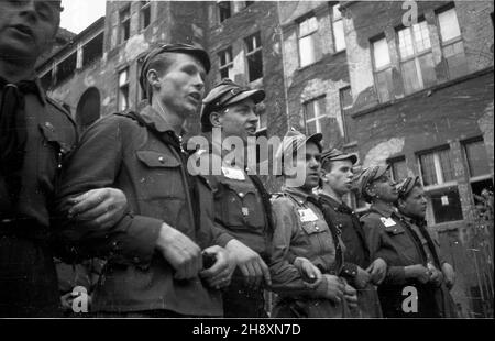 Szczecin, 1946-04-14. Œwiêto Pomorza Zachodniego w rocznicê zdobycia miasta przez Armiê Czerwon¹ - pod has³em: Trzymamy stra¿ nad Odr¹. Nz. sztafety harcerskie z Gdañska i Jeleniej Góry. po/gr  PAP/W³adys³aw Forbert      Szczecin, April 14, 1946. West Pomerania Day on the anniversary of the Red Army's capturing the city - under the slogan: We stand on guard on the Oder River. Pictured: scout relays from Gdansk and Jelenia Gora.   po/gr  PAP/Wladyslaw Forbert Stock Photo