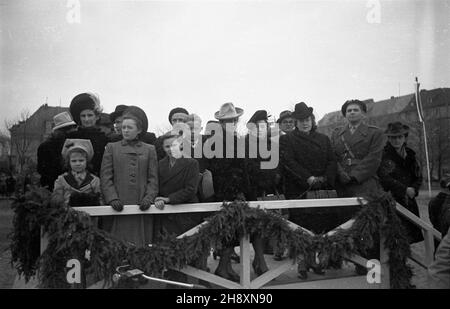 Szczecin, 1946-04-14. Œwiêto Pomorza Zachodniego w rocznicê zdobycia miasta przez Armiê Czerwon¹ - pod has³em: Trzymamy stra¿ nad Odr¹. Nz. uroczystoœci na Jasnych B³oniach. po/gr  PAP/W³adys³aw Forbert      Szczecin, April 14, 1946. West Pomerania holiday on the anniversary of the Red Army's capturing the city - under the slogan: We stand on guard on the Oder River. Pictured: ceremonies on Jasne Blonie.   po/gr  PAP/Wladyslaw Forbert Stock Photo