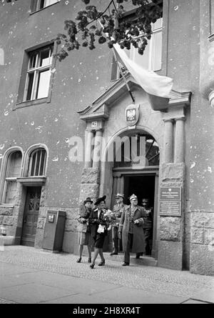 Niemcy, Berlin, 1946-04-29. Polska delegacja wojskowa z marsza³kiem Micha³em Rol¹-¯ymierskim (2P) na czele przed budynkiem Polskiej Misji Wojskowej przy Sojuszniczej Radzie Kontroli. ps/pp  PAP/Karol Szczeciñski      Germany, Berlin, April 29, 1946. A Polish military delegation headed by Marshal Michal Rola-Zymierski (2nd right) in front of the seat of Polish Military Mission at the Allied Control Council.   ps/pp  PAP/Karol Szczecinski Stock Photo