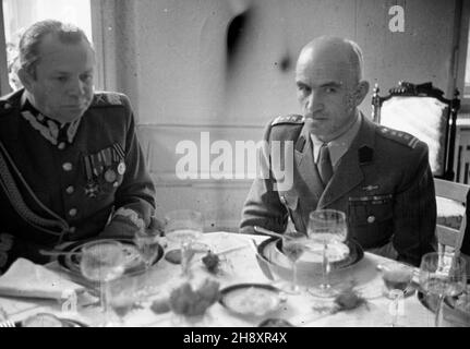 Niemcy, Berlin, 1946-04-29. Marsza³ek Micha³ Rola-¯ymierski (L) na obiedzie w siedzibie Polskiej Misji Wojskowej przy Sojuszniczej Radzie Kontroli. ps/pp  PAP/Karol Szczeciñski      Germany, Berlin, April 29, 1946. Marshal Michal Rola-Zymierski (left) during dinner at the seat of Polish Military Mission at the Allied Control Council.  ps/pp  PAP/Karol Szczecinski Stock Photo