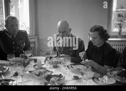 Niemcy, Berlin, 1946-04-29. Marsza³ek Micha³ Rola-¯ymierski (L) na obiedzie w siedzibie Polskiej Misji Wojskowej przy Sojuszniczej Radzie Kontroli. ps/pp  PAP/Karol Szczeciñski      Germany, Berlin, April 29, 1946. Marshal Michal Rola-Zymierski (left) during dinner at the seat of Polish Military Mission at the Allied Control Council.  ps/pp  PAP/Karol Szczecinski Stock Photo