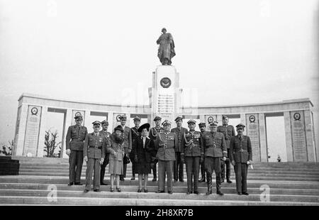 Niemcy, Berlin, 1946-04-29. Polska delegacja wojskowa podczas zwiedzania miasta. W pierwszym rzêdzie od prawej: genera³ Stanis³aw Zawadzki (2), W³adys³aw Korczyc (3), marsza³ek Micha³ Rola-¯ymierski (4). ps/pp  PAP/Karol Szczeciñski      Germany, Berlin, April 29, 1946. Polish military delegation headed by Marshal Michal Rola-Zymierski touring around the city. In the 1st row from right: General Stanislaw Zawadzki (2), Wladys³aw Korczyc (3), Marshal Michal Rola-Zymierski (4).  ps/pp  PAP/Karol Szczecinski Stock Photo