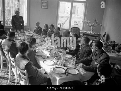 Niemcy, Berlin, 1946-04-29. Przemówienie marsza³ka Micha³a Roli-¯ymierskiego w czasie obiadu w Polskiej Misji Wojskowej przy Sojuszniczej Radzie Kontroli. ps/pp  PAP/Karol Szczeciñski      Germany, Berlin, April 29, 1946. Marshal Michal Rola-Zymierski speaking during dinner at the seat of Polish Military Mission at the Allied Control Council.   ps/pp  PAP/Karol Szczecinski Stock Photo