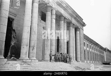 Niemcy, Berlin, 1946-04-29. Polska delegacja wojskowa z marsza³kiem Micha³em Rol¹-¯ymierskim na czele podczas zwiedzania miasta. ps/pp  PAP/Karol Szczeciñski      Germany, Berlin, April 29, 1946. Polish military delegation headed by Marshal Michal Rola-Zymierski touring around the city.   ps/pp  PAP/Karol Szczecinski Stock Photo