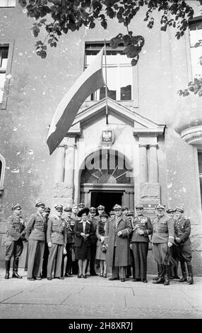 Niemcy, Berlin, 1946-04-29. Polska delegacja wojskowa przed budynkiem Polskiej Misji Wojskowej przy Sojuszniczej Radzie Kontroli. W pierwszym rzêdzie od prawej: genera³ Stanis³aw Zawadzki (1), W³adys³aw Korczyc (2), marsza³ek Micha³ Rola-¯ymierski (3). ps/pp  PAP/Karol Szczeciñski      Germany, Berlin, April 29, 1946. Polish military delegation in front of the seat of Polish Military Mission at the Allied Control Council. In the 1st row from right: General Stanislaw Zawadzki (1), Wladys³aw Korczyc (2), Marshal Michal Rola-Zymierski (3).  ps/pp  PAP/Karol Szczecinski Stock Photo