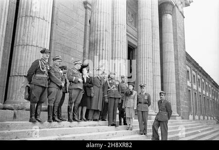 Niemcy, Berlin, 1946-04-29. Polska delegacja wojskowa podczas zwiedzania miasta. Od lewej: genera³ Stanis³aw Zawadzki (4), marsza³ek Micha³ Rola-¯ymierski (6) i genera³ W³adys³aw Korczyc (9). ps/pp  PAP/Karol Szczeciñski      Germany, Berlin, April 29, 1946. Polish military delegation touring around the city. From left: General Stanislaw Zawadzki (4), Marshal Michal Rola-Zymierski (6) and General Wladys³aw Korczyc (9).  ps/pp  PAP/Karol Szczecinski Stock Photo