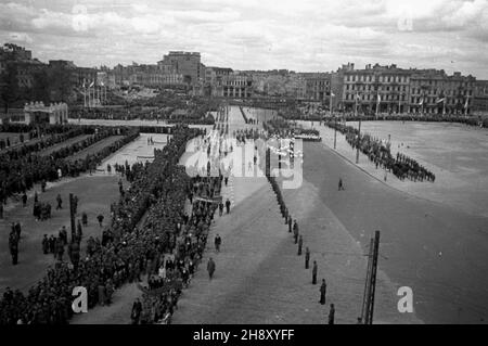 Warszawa, 1946-05-09. Obchody pierwszej rocznicy zakoñczenia II wojny œwiatowej. Nz. defilada wojskowa na Placu Zwyciêstwa (od 1990 plac Pi³sudskiego).  po/ms  PAP/Karol Szczeciñski      Warsaw, May 9, 1946. Ceremonies marking the 1st anniversary of the end of World War II. Pictured: a military parade on Zwyciestwa Square (since 1990 Pilsudski Square).   po/ms  PAP/Karol Szczecinski Stock Photo