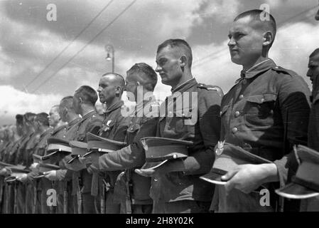 Warszawa, 1946-05-09. Obchody pierwszej rocznicy zakoñczenia II wojny œwiatowej. Uroczystoœci na Placu Zwyciêstwa.  ps/ms  PAP/Stanis³aw D¹browiecki      Warsaw, May 9, 1946. Commemorations of the 1st anniversary of the end of World War II. Ceremonies on Zwyciestwa Square.  ps/ms  PAP/Stanislaw Dabrowiecki Stock Photo